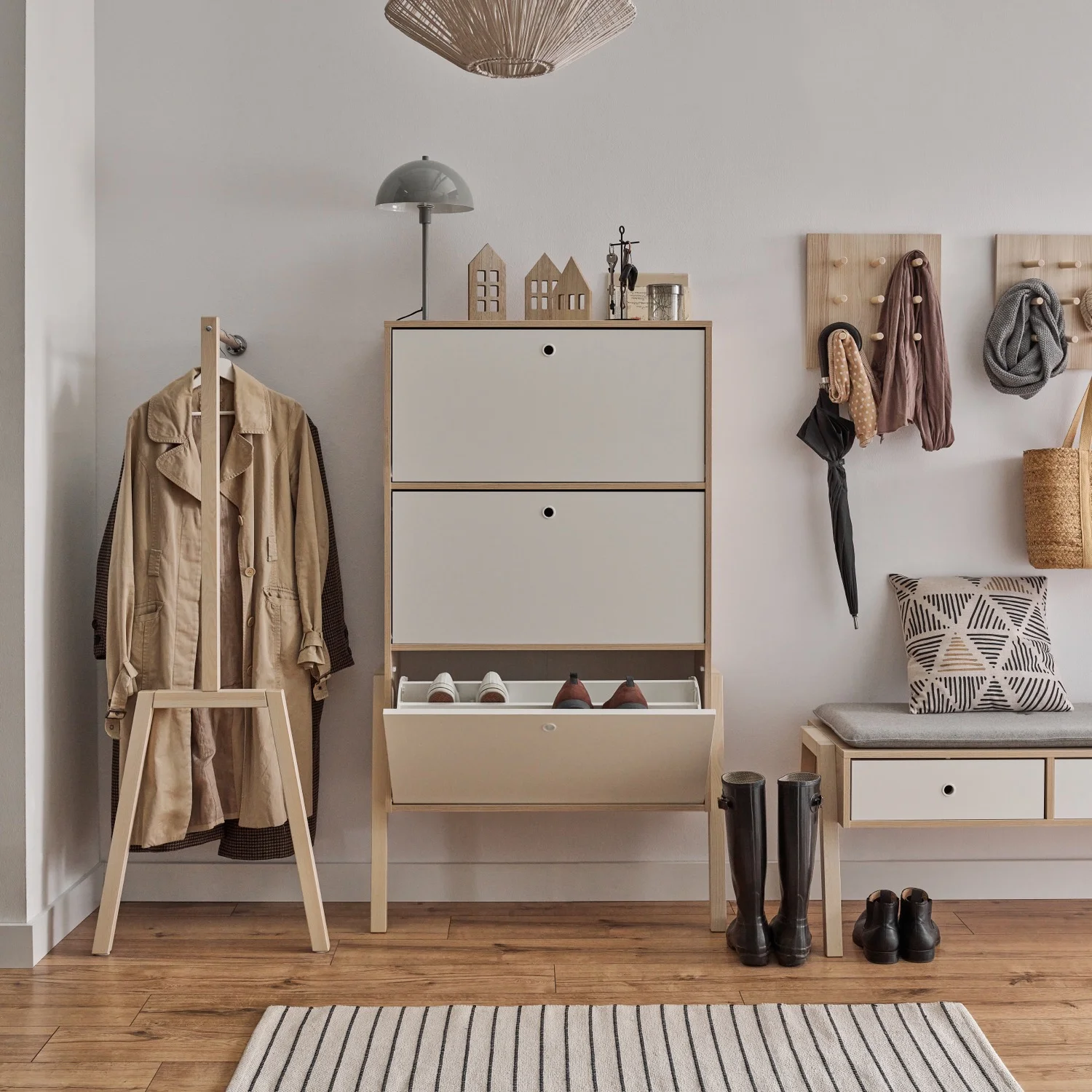  Meble Spot w przedpokoju – kolor drewna sosnowego